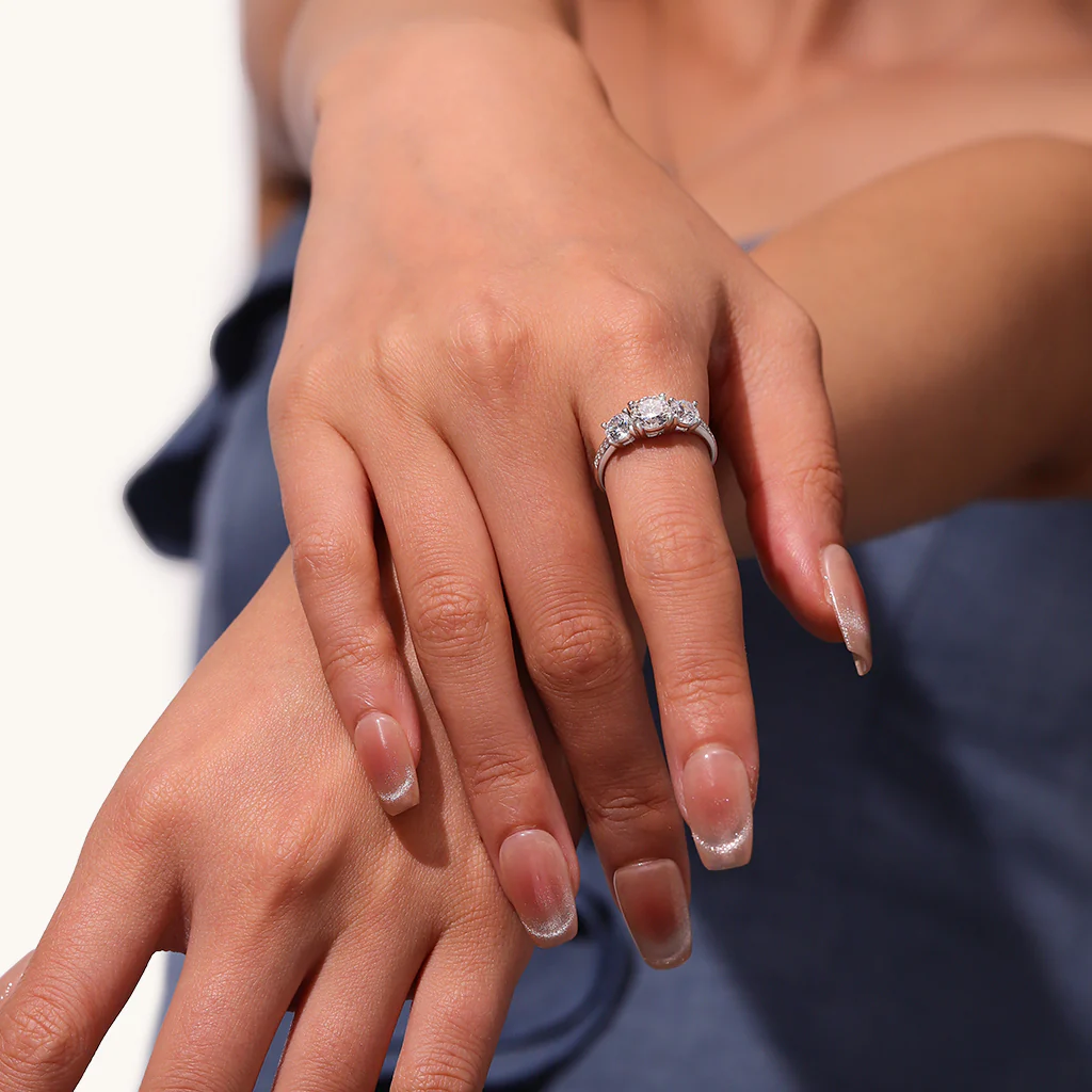 Gnoce Round Moissanite Three-Stone Ring Platinum-plated Silver Blend - Image 4