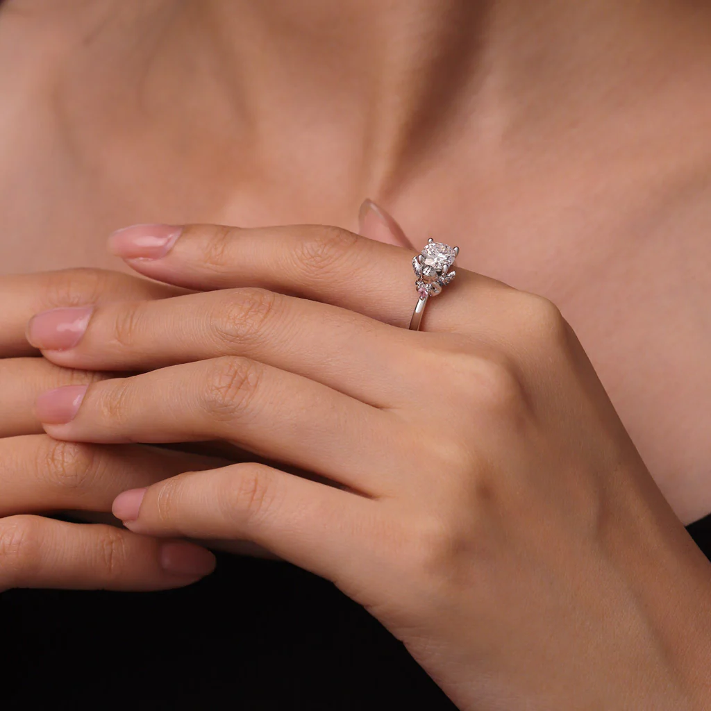 Gnoce Angel Embraces Moissanite Ring Platinum-plated Silver Blend - Image 8