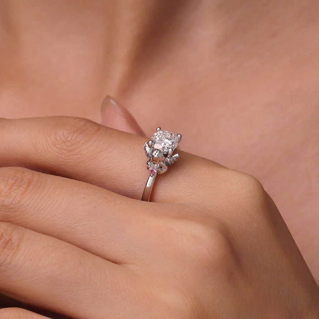 Gnoce Angel Embraces Moissanite Ring Platinum-plated Silver Blend - Image 9