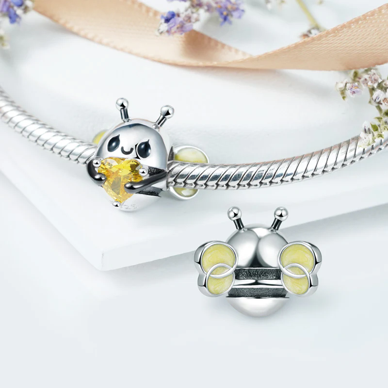Gnoce Bee Embraces Heart Gem Charm Platinum-plated Silver Blend - Image 2