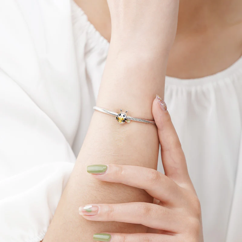 Gnoce Bee Embraces Heart Gem Charm Platinum-plated Silver Blend - Image 3