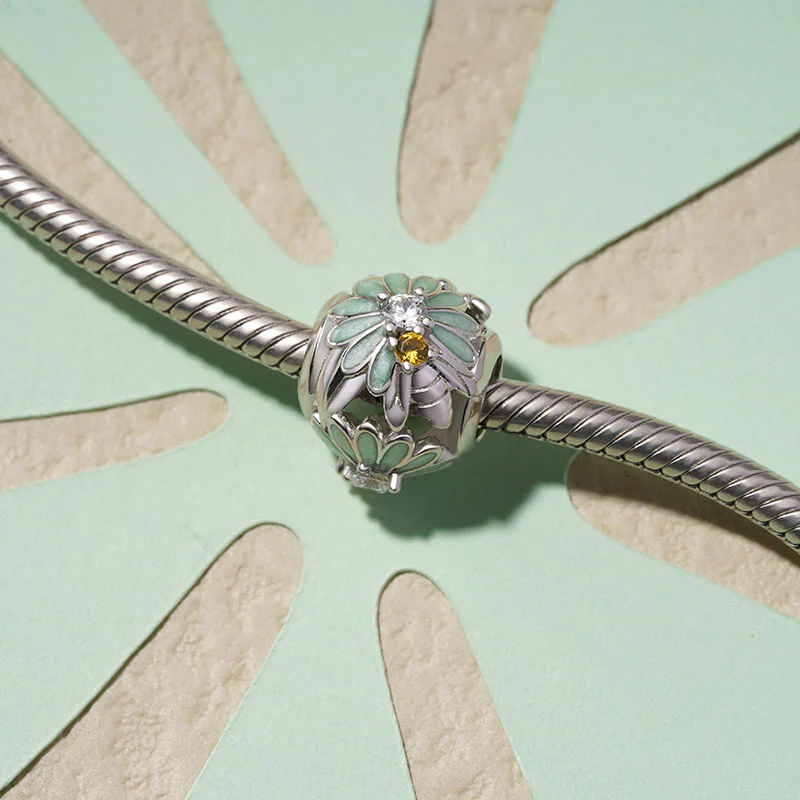 Gnoce Bee Loves Daisy Charm - Image 3