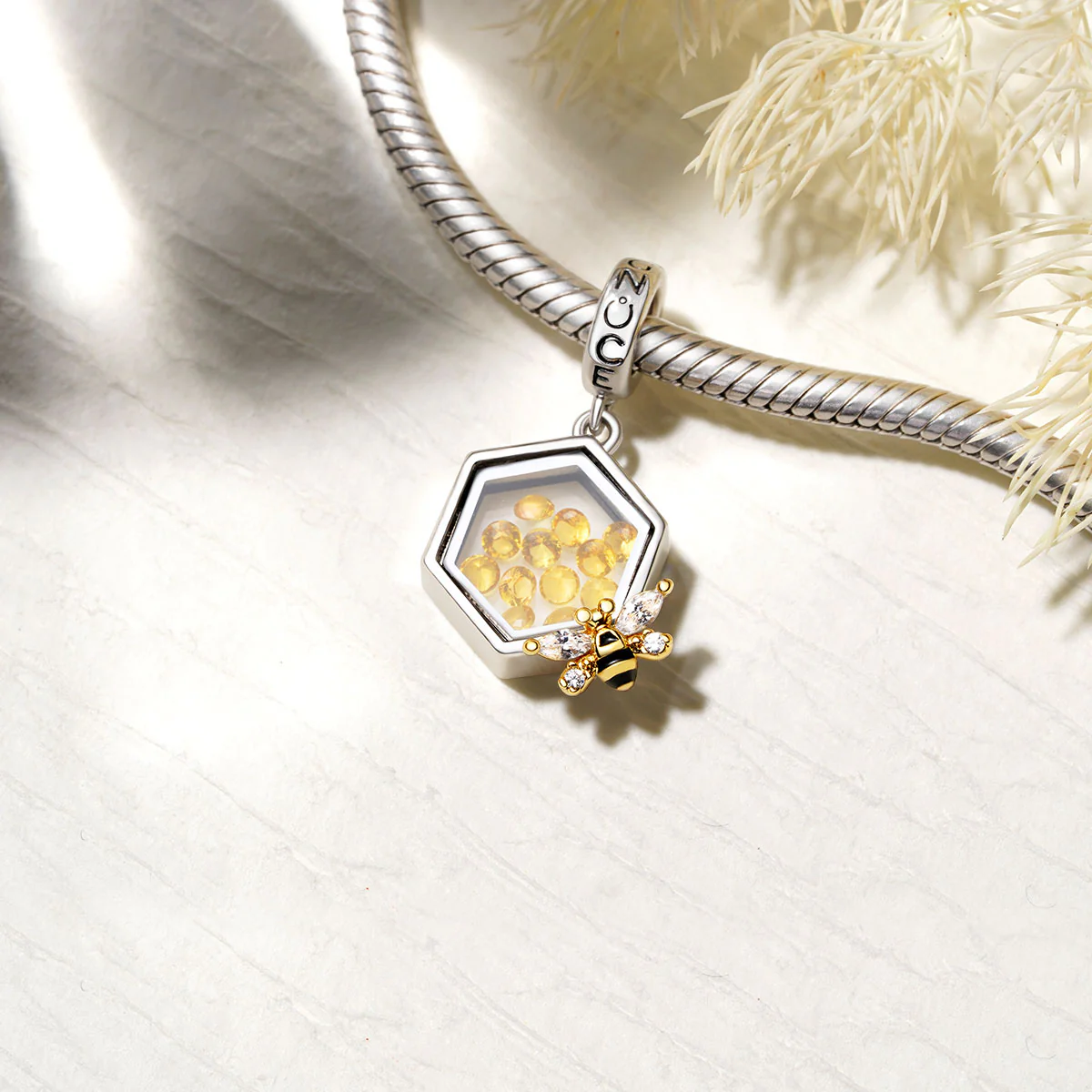Gnoce Sparkling Bee Charm Platinum-plated Silver Blend - Image 3