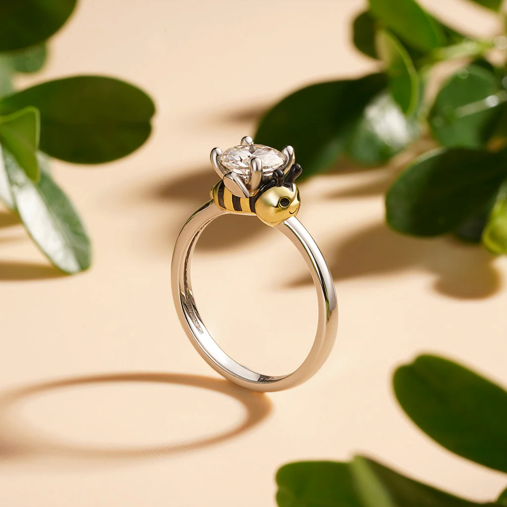 Gnoce Bee Embraces Moissanite Ring Platinum-plated Silver Blend - Image 7