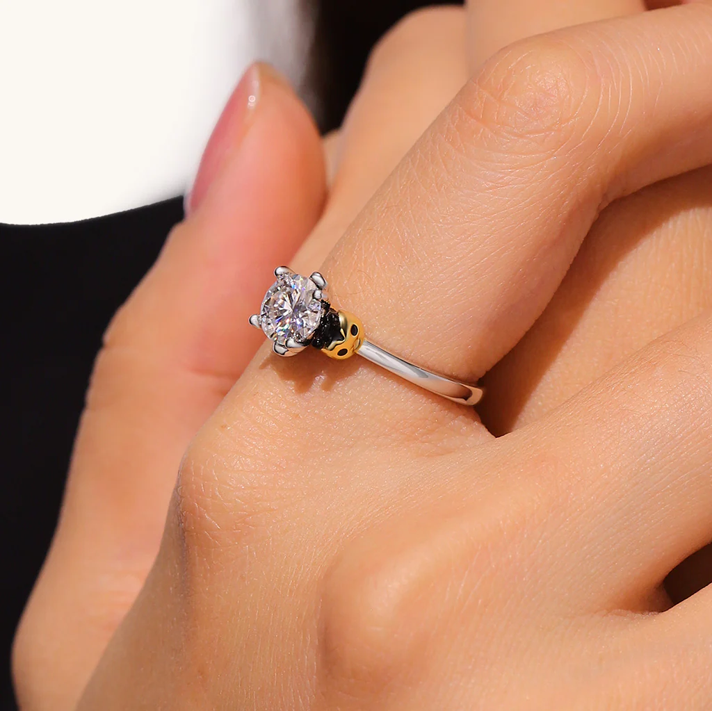 Gnoce Bee Embraces Moissanite Ring Platinum-plated Silver Blend - Image 9