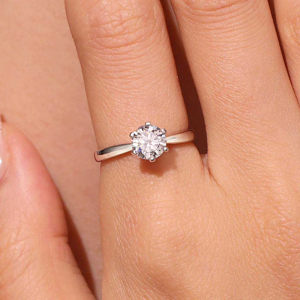 Gnoce Round Halo Moissanite Ring Platinum-plated Silver Blend - Image 6