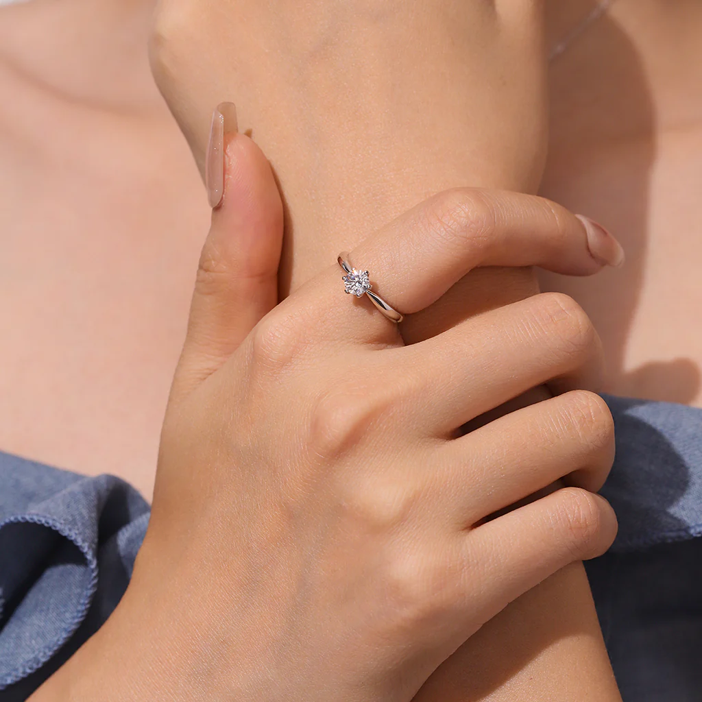 Gnoce Round Halo Moissanite Ring Platinum-plated Silver Blend - Image 4