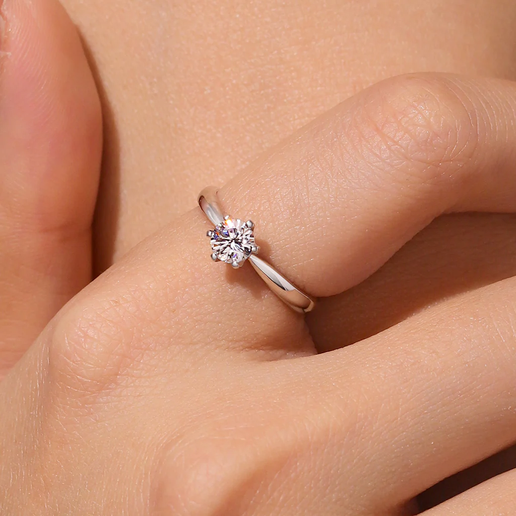 Gnoce Round Halo Moissanite Ring Platinum-plated Silver Blend - Image 5