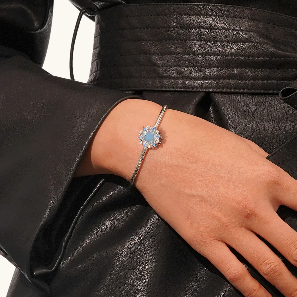 Gnoce Color-changing Snowflake Charm - Image 6