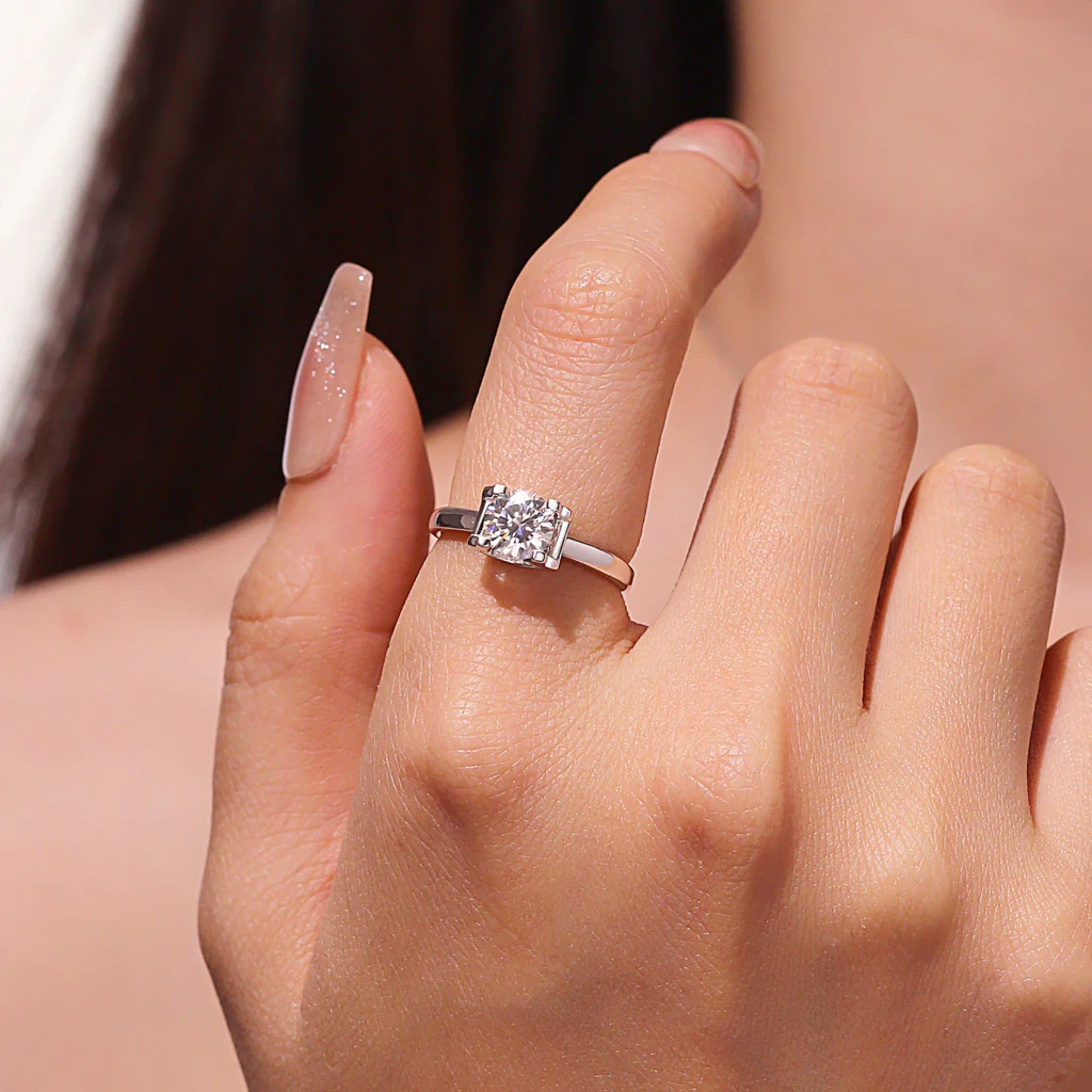 Gnoce Round Halo Moissanite Ring Platinum-plated Silver Blend - Image 5