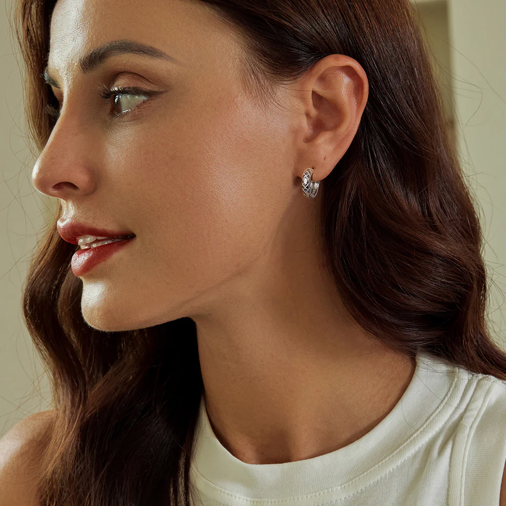 Gnoce Argyle Pattern Huggie Earrings - Image 4