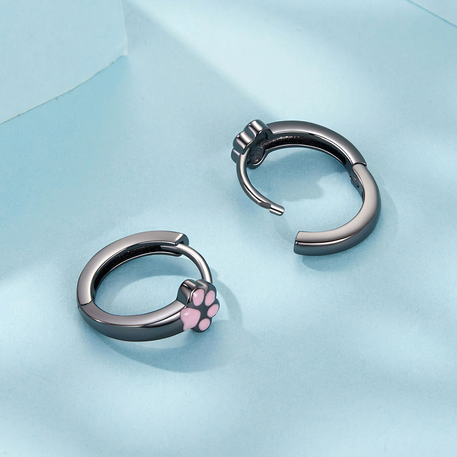 Gnoce Cat Claw Huggie Hoop Earrings - Image 2