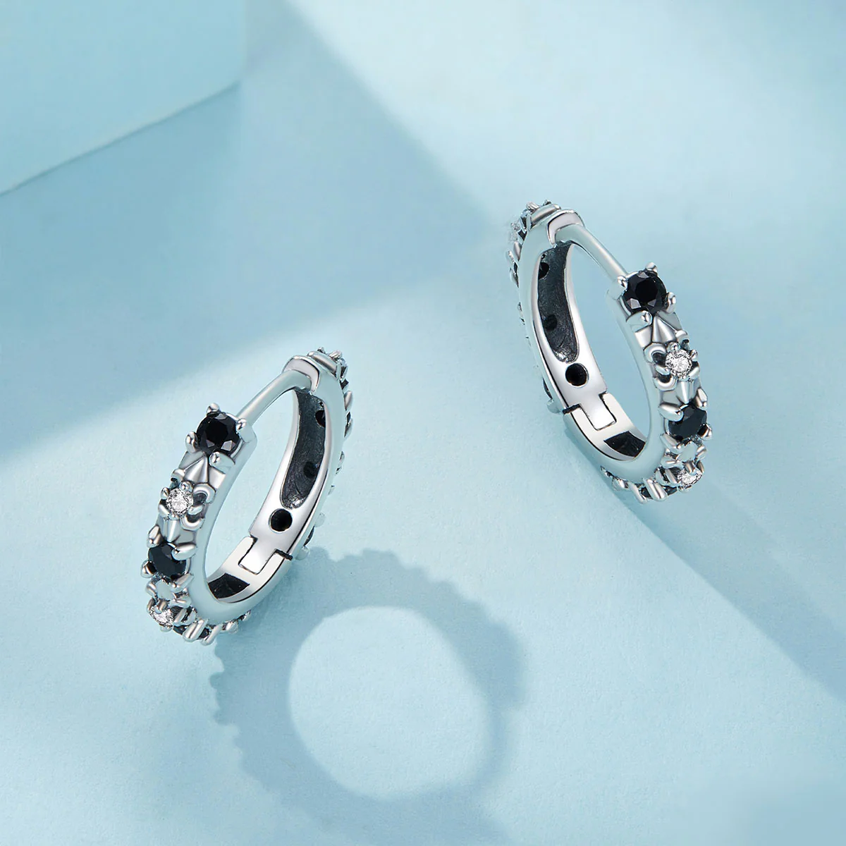 Gnoce Iris Earrings - Image 2