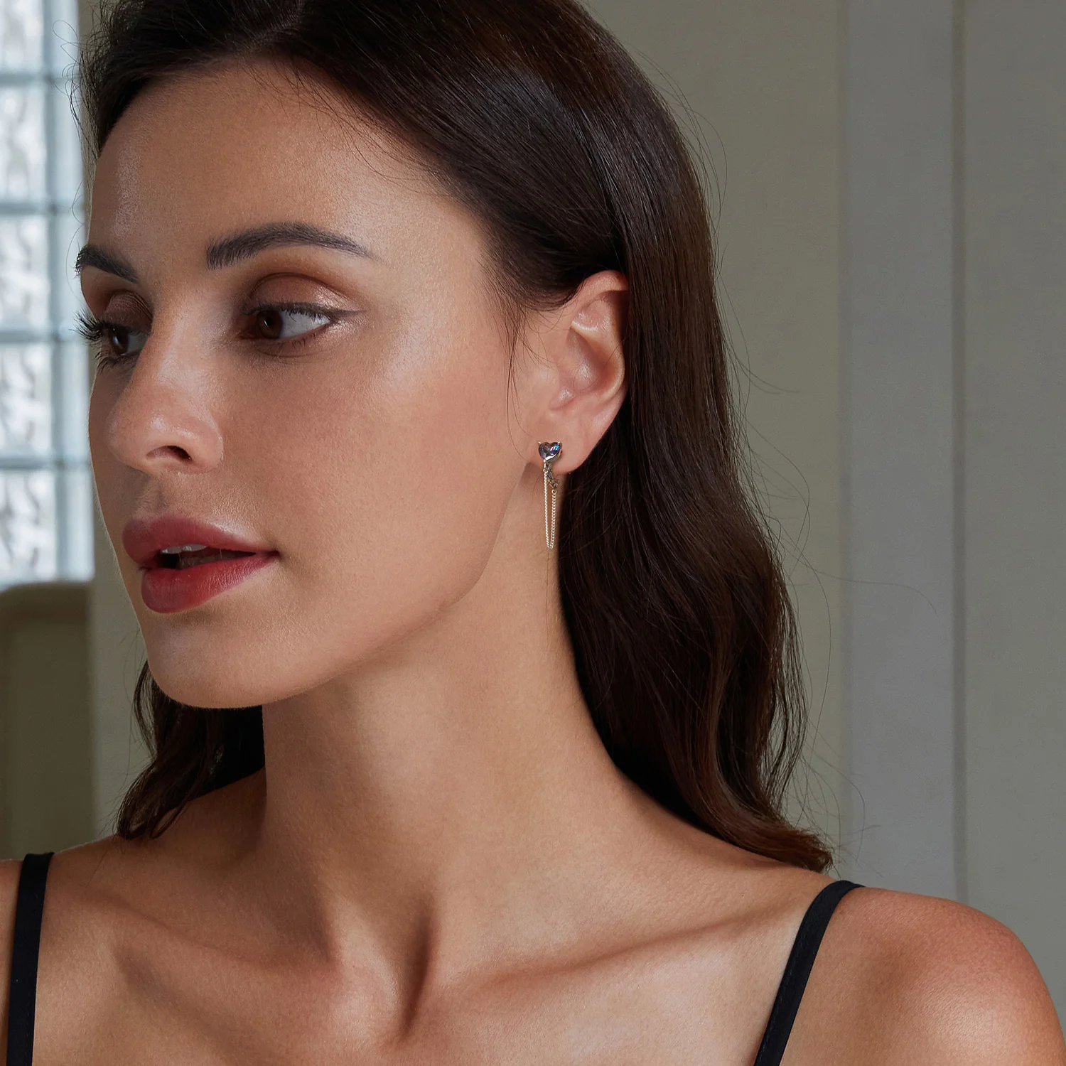 Gnoce Vintage Heart Stud Earrings - Image 3