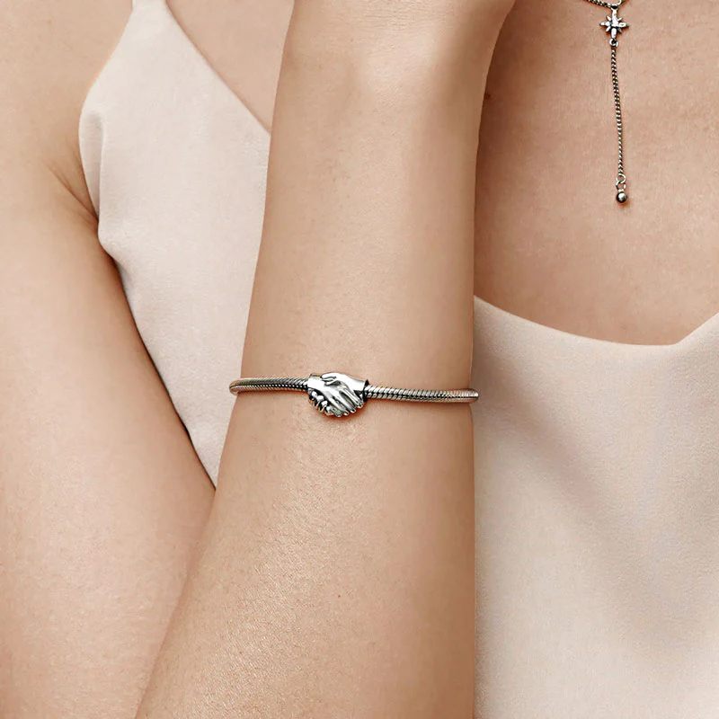 Gnoce Sparkling Handshake Charm - Image 4