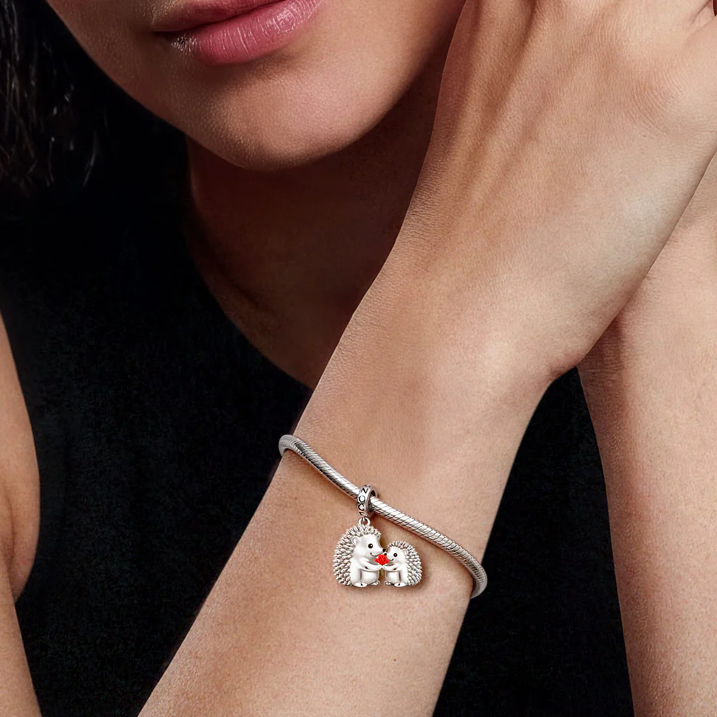 Gnoce Hedgehog Mother Child Holding Carnation Charm Platinum-plated Silver Blend - Image 2