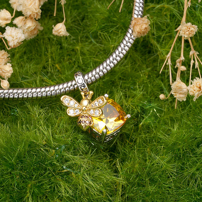 Gnoce Honey Bee Square Charm Platinum-plated Silver Blend - Image 3