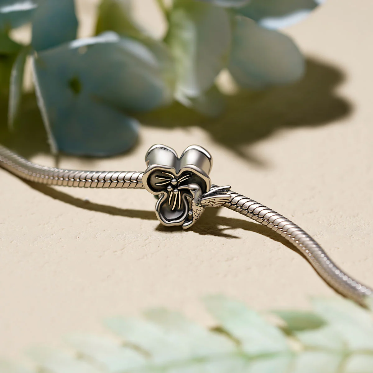 Gnoce Hummingbird Loves Flower Charm Platinum-plated Silver Blend - Image 3