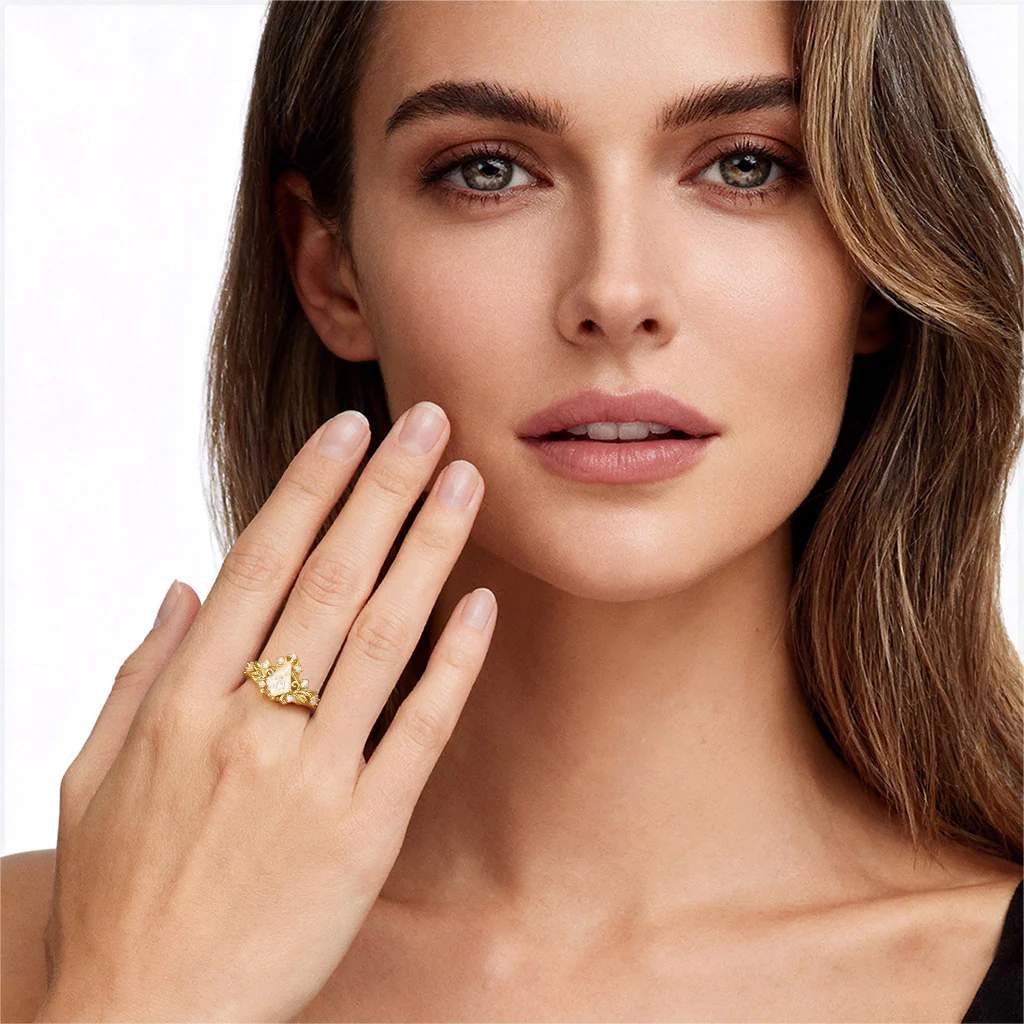 Gnoce Leaf Filigree Kite-Cut Moissanite Ring - Image 3