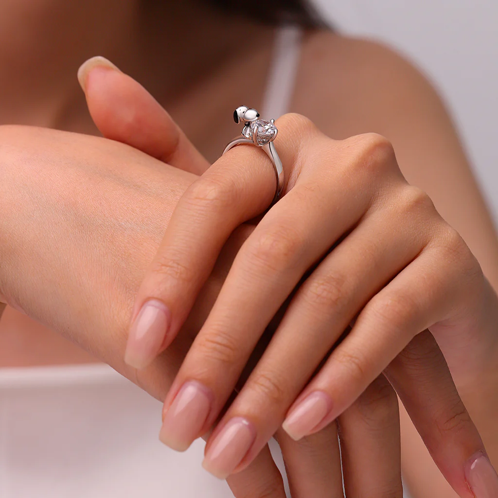 Gnoce Peanuts Snoopy Hug White Diamond Ring - Image 4