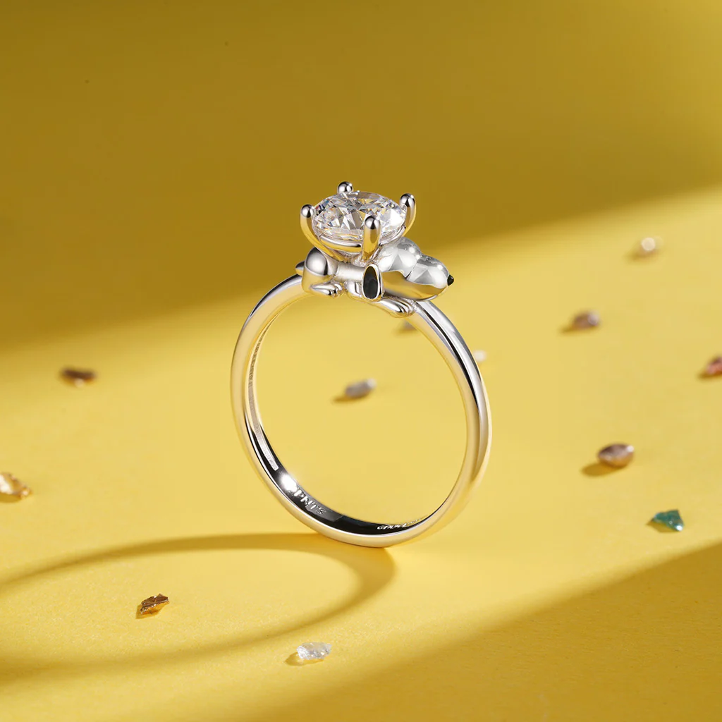 Gnoce Peanuts Snoopy Embraces Moissanite Round Cut Ring - Image 6