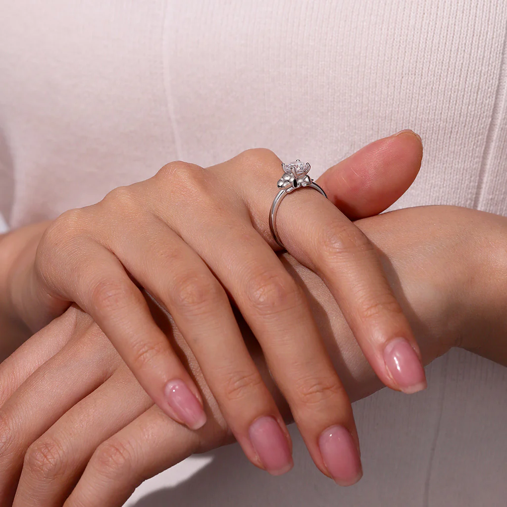 Gnoce Peanuts Snoopy Embraces Moissanite Round Cut Ring - Image 7