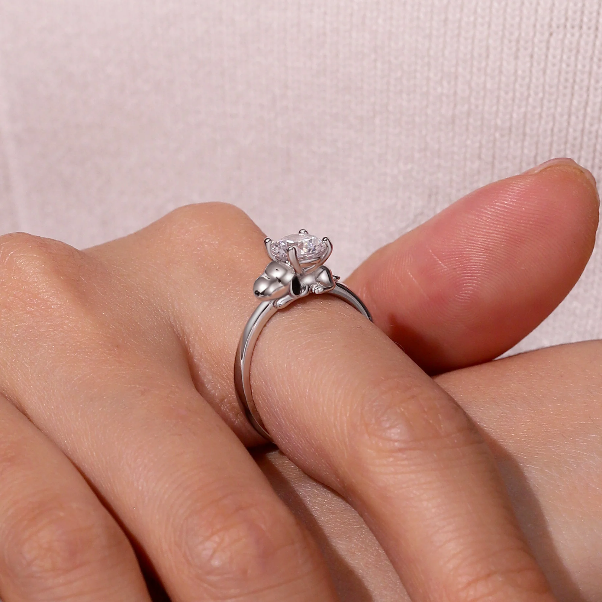 Gnoce Peanuts Snoopy Embraces Moissanite Round Cut Ring - Image 8