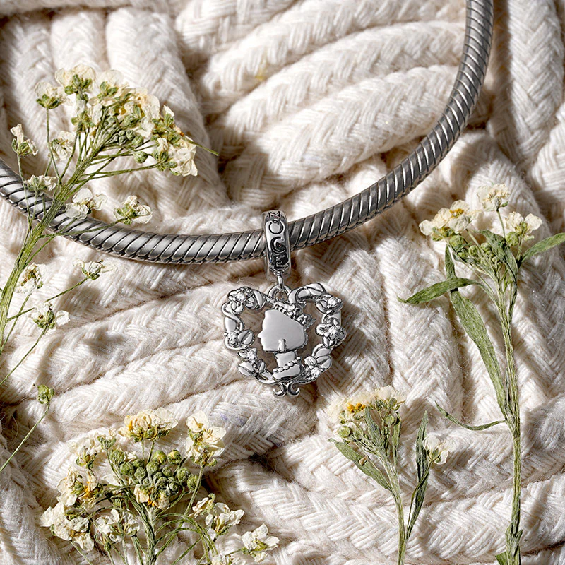 Gnoce Elegant Queen & Flower Charm Platinum-plated Silver Blend - Image 3