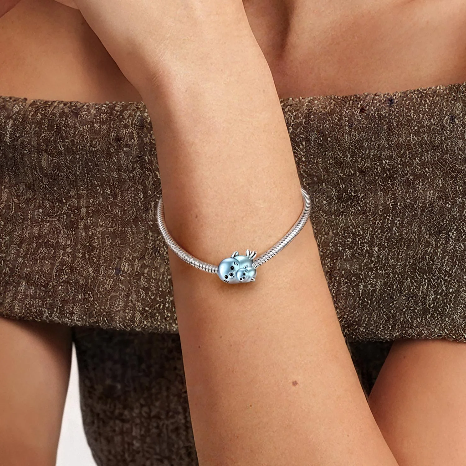 Gnoce Seal Embraces Baby Stopper Charm Platinum-plated Silver Blend - Image 2