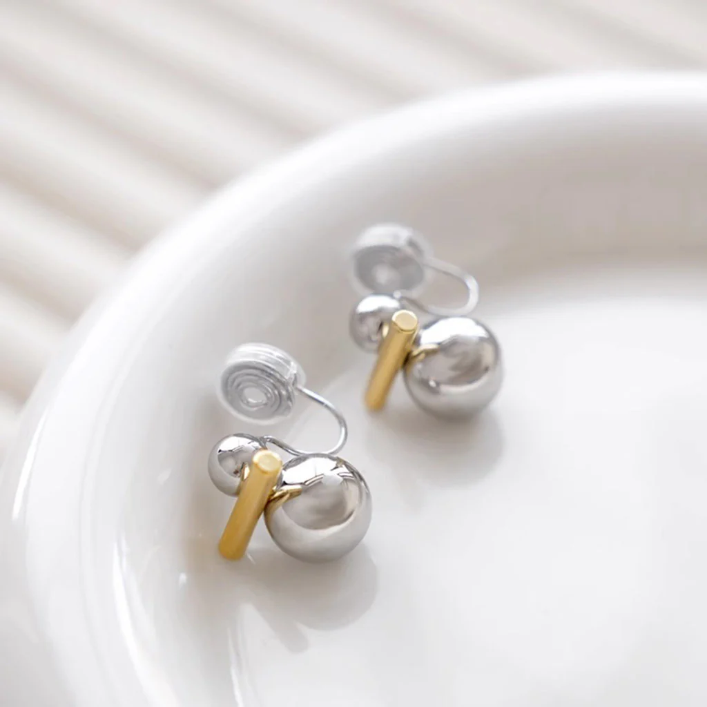 Gnoce Balance Beam Silver Ball Ear Clips - Image 2