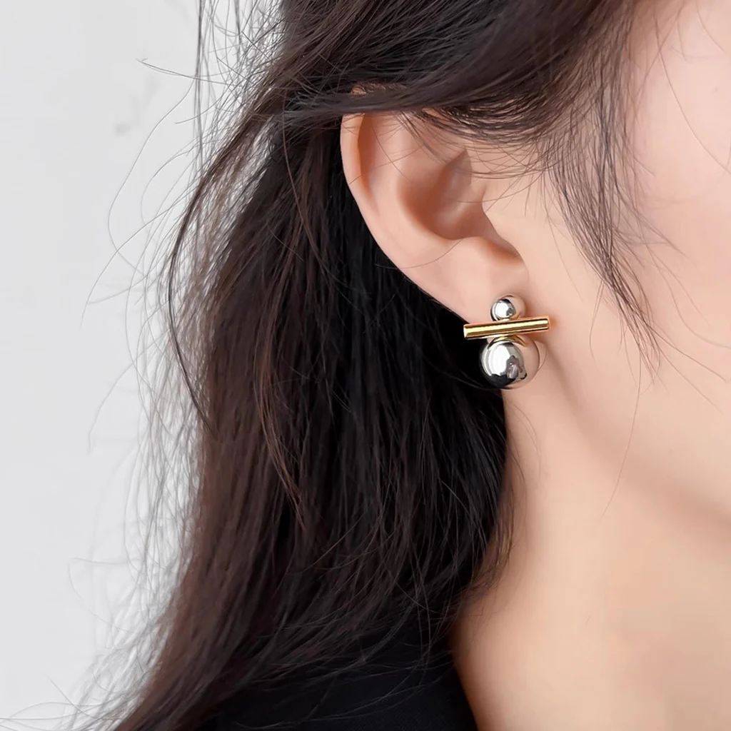 Gnoce Balance Beam Silver Ball Ear Clips - Image 3