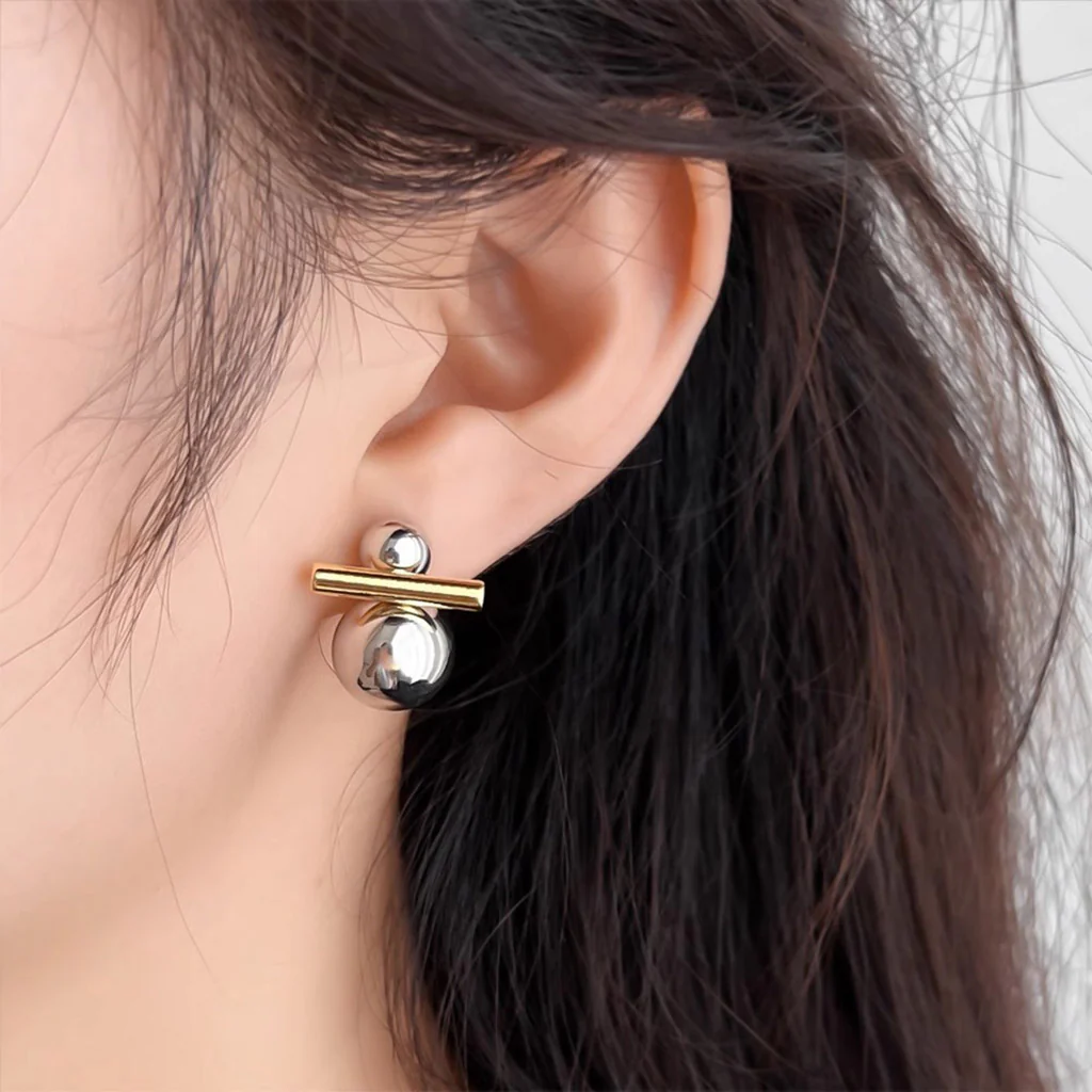 Gnoce Balance Beam Silver Ball Ear Clips - Image 4