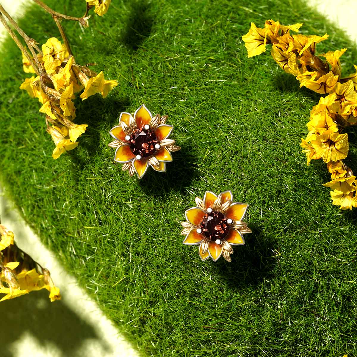 Gnoce Sparkling Sunflower Stud Earrings Platinum-plated Silver Blend - Image 2