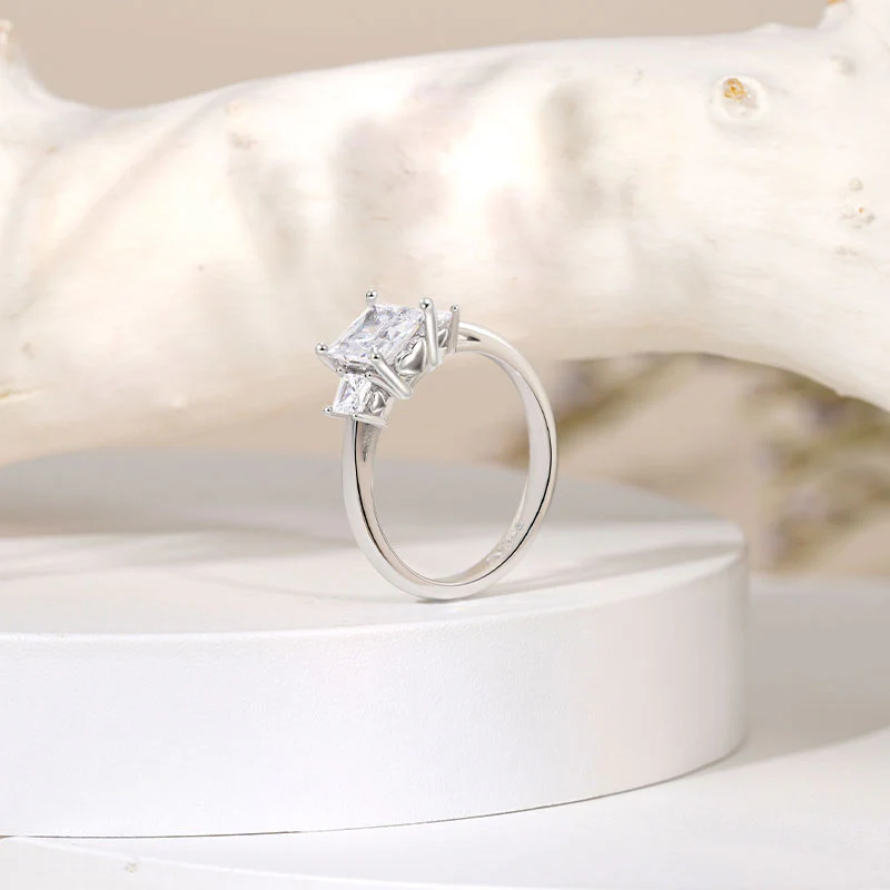 Gnoce Clear Three Stone Ring Platinum-plated Silver Blend - Image 5