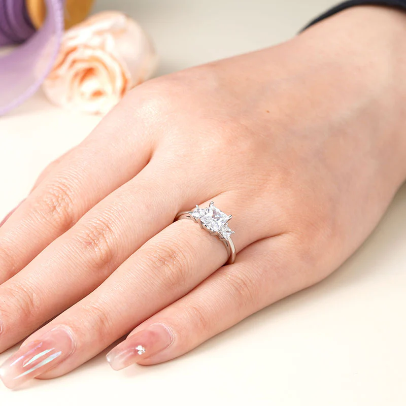 Gnoce Clear Three Stone Ring Platinum-plated Silver Blend - Image 6