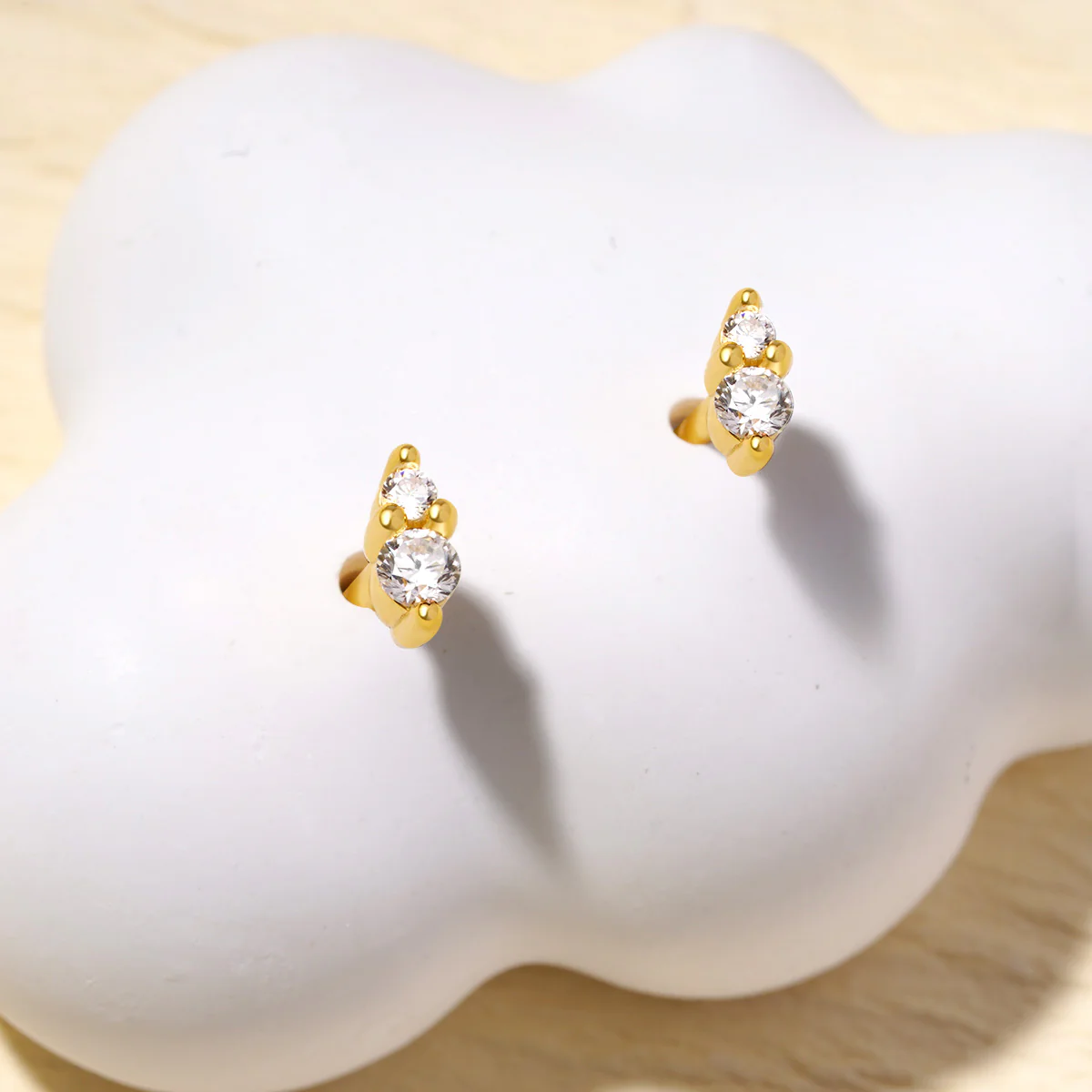 Gnoce Two Round Stone Stud Earrings Platinum-plated Silver Blend - Image 4